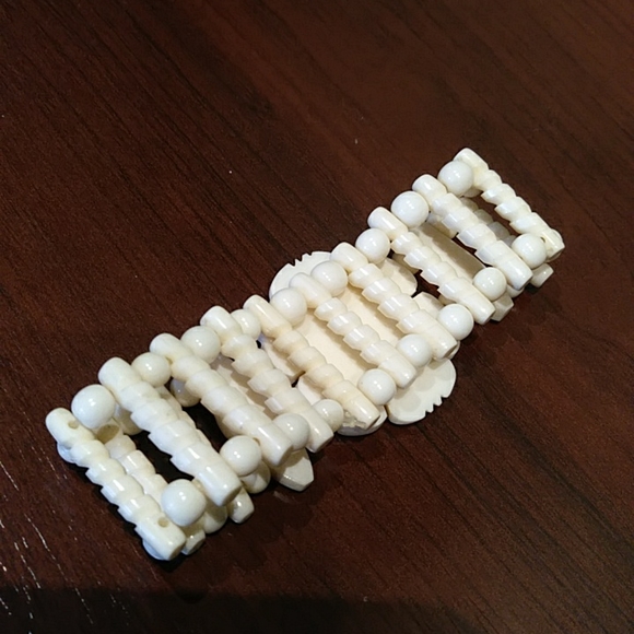 Vintage faux carved ivory bracelet - Picture 4 of 5